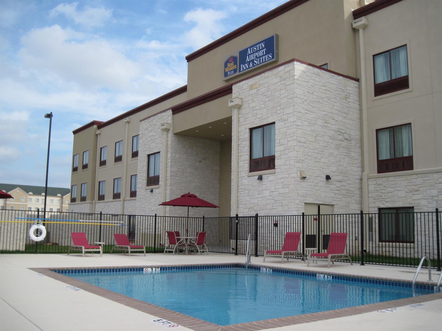 Best Western Plus Austin Airport Inn & Suites Экстерьер фото
